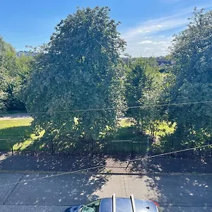  Holiday home Lovely 2 Bedroom House Overlooking Park, Free Parking